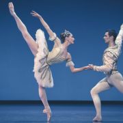 Valentine Colasante et Paul Marque dans Thème et Variations &copy; Maria-Helena Buckley / Opéra national de Paris