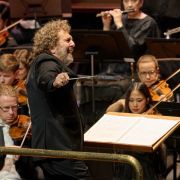 Asher Fisch conducts the West Australian Symphony Orchestra © Rebecca Mansell