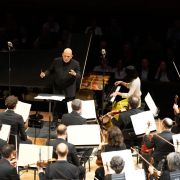 Jaap van Zweden dirige l'Orchestre Philharmonique de Radio France (avec Alice Sara Ott) &copy; Christophe Abramowitz / Radio France