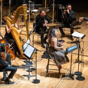 L'Ensemble intercontemporain, Vimbayi Kaziboni et Sarah Aristidou dans les Folk Songs &copy; Anne-Elise Grosbois