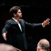 Lahav Shani mit dem Israel Philharmonic Orchestra &copy; Marco Borggreve