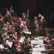 Ryan Bancroft dirige l'Orchestre National du Capitole de Toulouse dans Les Planètes &copy; Romain Alcaraz