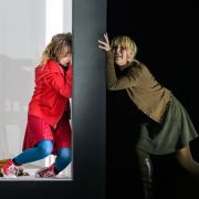 Erika Hammarberg (Markéta, Schülerin 1) und Caroline Ottocan (Lilly, Schülerin 2) &copy; Bettina Stoess