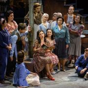 Serena Sáenz (Adina), rodeada del coro, Filipe Manu (Nemorino) y Anna Farrés (Giannetta) &copy; Antoni Bofill | Gran Teatre del Liceu