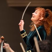 Jeannette Sorrell conducts The Hallé &copy; Sharyn Bellemakers | The Hallé