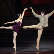 Amandine Albisson (Esmeralda) et Hugo Marchand (Quasimodo) &copy; Yonathan Kellerman / Opéra national de Paris
