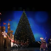 National Ballet of Japan in Will Tuckett's The Nutcracker &copy; Takashi Shikama