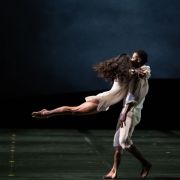 Hannah O'Neill et Guillaume Diop dans Le Parc © Julien Benhamou / Opéra national de Paris