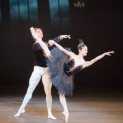 Vadim Muntagirov and Fumi Kaneko in Black Swan pas de deux &copy; Jack Devant