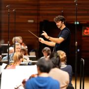 Lorenzo Viotti dirige l'Orchestre National de France en répétition à Radio France &copy; Christophe Abramowitz / Radio France