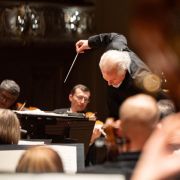 Manfred Honeck conducts the Pittsburgh Symphony Orchestra © Josh Milteer