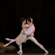 Ayako Ono as Manon and Yudai Fukuoka as Des Grieux in MacMillan's Manon &copy; Takashi Shikama