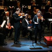 Joshua Weilerstein et Renaud Capuçon &copy; Caroline Doutre