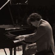 Rémi Geniet pendant son récital Salle Cortot &copy; Patrice Moracchini / Les Nuits du piano