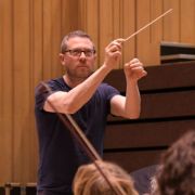 John Wilson rehearses with the RSNO &copy; SNO | Clara Cowen