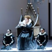 Johanni van Oostrum (Elizabeth) und Vera-Lotte Boecker (Mary) &copy; Monika Rittershaus