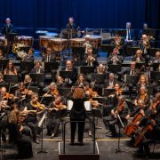 Joanna MacGregor conducts the Brighton Philharmonic Orchestra © Fernando Manoso