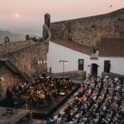 Horácio Ferreira joue Weber dans la cour du Château de Marvão &copy; FIMM / Sára Timár / Pilvax