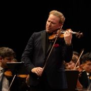 Daniel Hope, Alexander Shelley and the Gstaad Festival Orchestra &copy; Menuhin Festival Gstaad | Raphael Faux