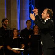 Mathieu Romano dirige l'ensemble Aedes à Vézelay &copy; Rencontres musicales de Vézelay / Vincent Arbelet