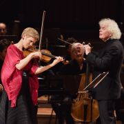 Isabelle Faust und Sir Simon Rattle mit dem Freiburger Barockorchester &copy; Fabian Schellhorn
