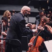 Pierre Bleuse dirige Les Siècles au Théâtre des Champs-Élysées © Cyprien Tollet