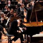 Víkingur Ólafsson und Kirill Petrenko mit den Berliner Philharmonikern &copy; Stephan Rabold