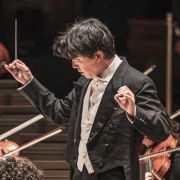 Lio Kuokman dirige l'Orchestre National du Capitole de Toulouse &copy; Romain Alcaraz