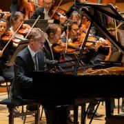 Cédric Tiberghien avec l'Orchestre national de Lyon &copy; Cassandra Golebiewski