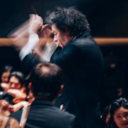 Gustavo Dudamel dirige le New York Philharmonic à la Philharmonie de Paris © Clément Savel / Cheeese