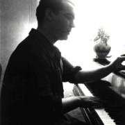 García Lorca sentado al piano en la Huerta de San Vicente &copy; Diputación de Ourense | Fundación Eduardo Blanco Amor